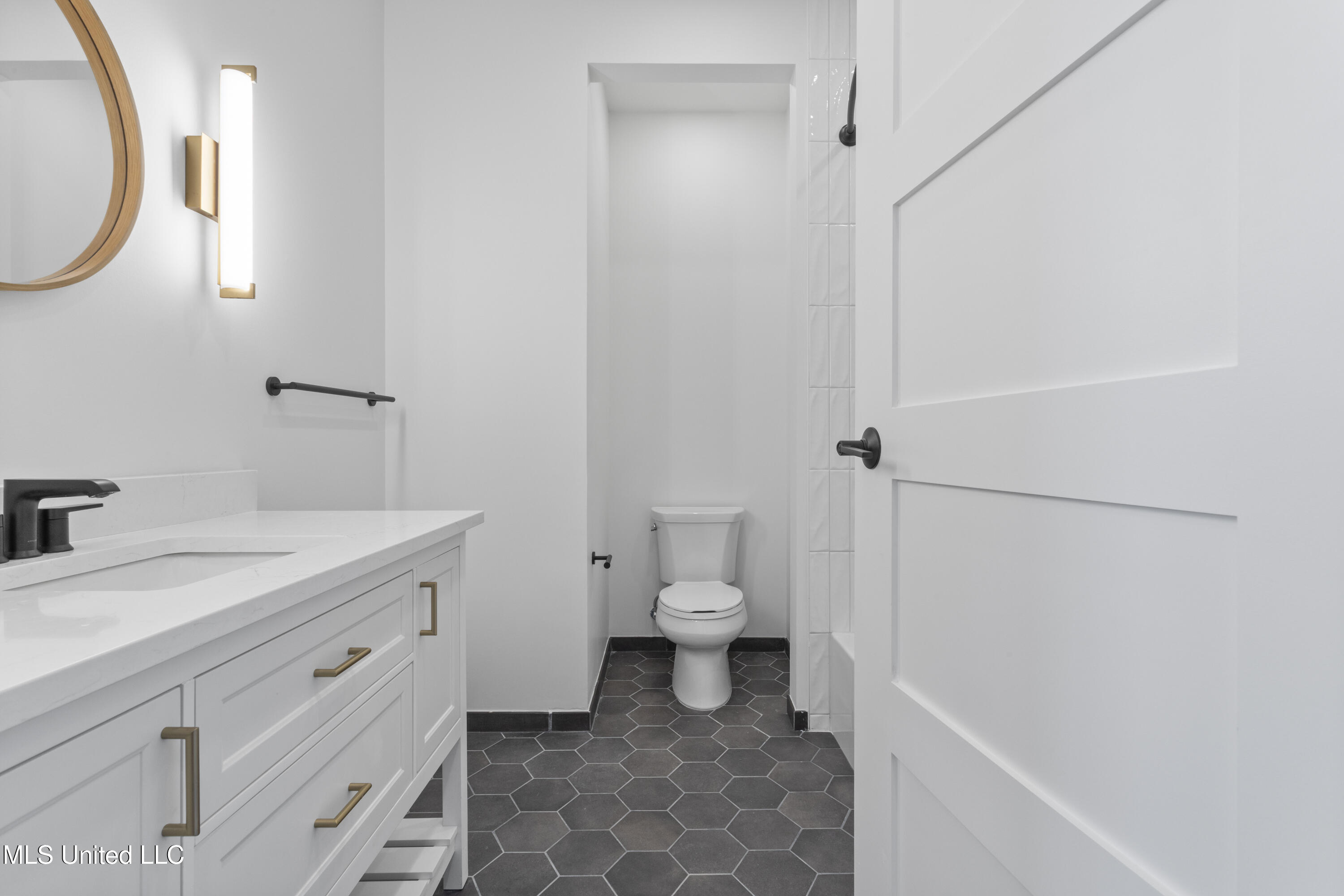 1515 Government Street, Unit A302 Ocean Springs, MS 39564 - Photo 19 of 38 Modern Bathroom