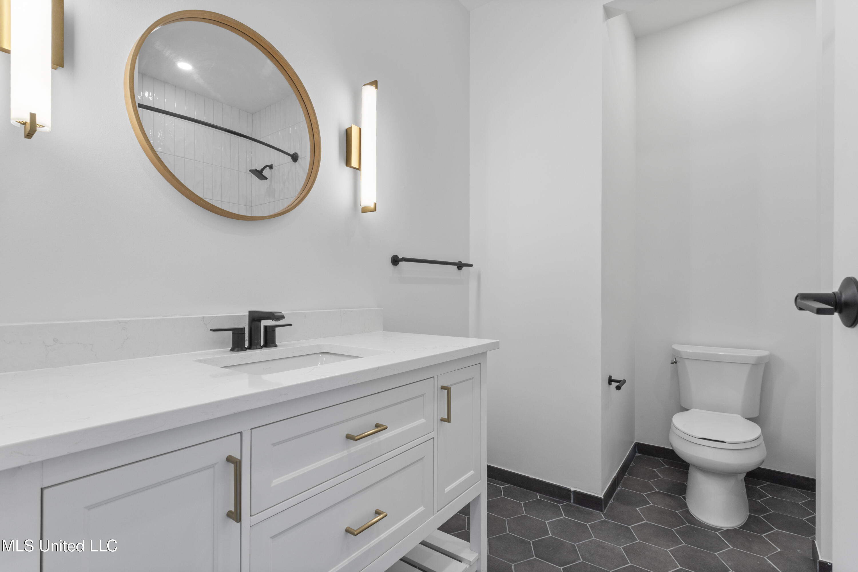 1515 Government Street, Unit A302 Ocean Springs, MS 39564 - Photo 20 of 38 Modern Fixtures