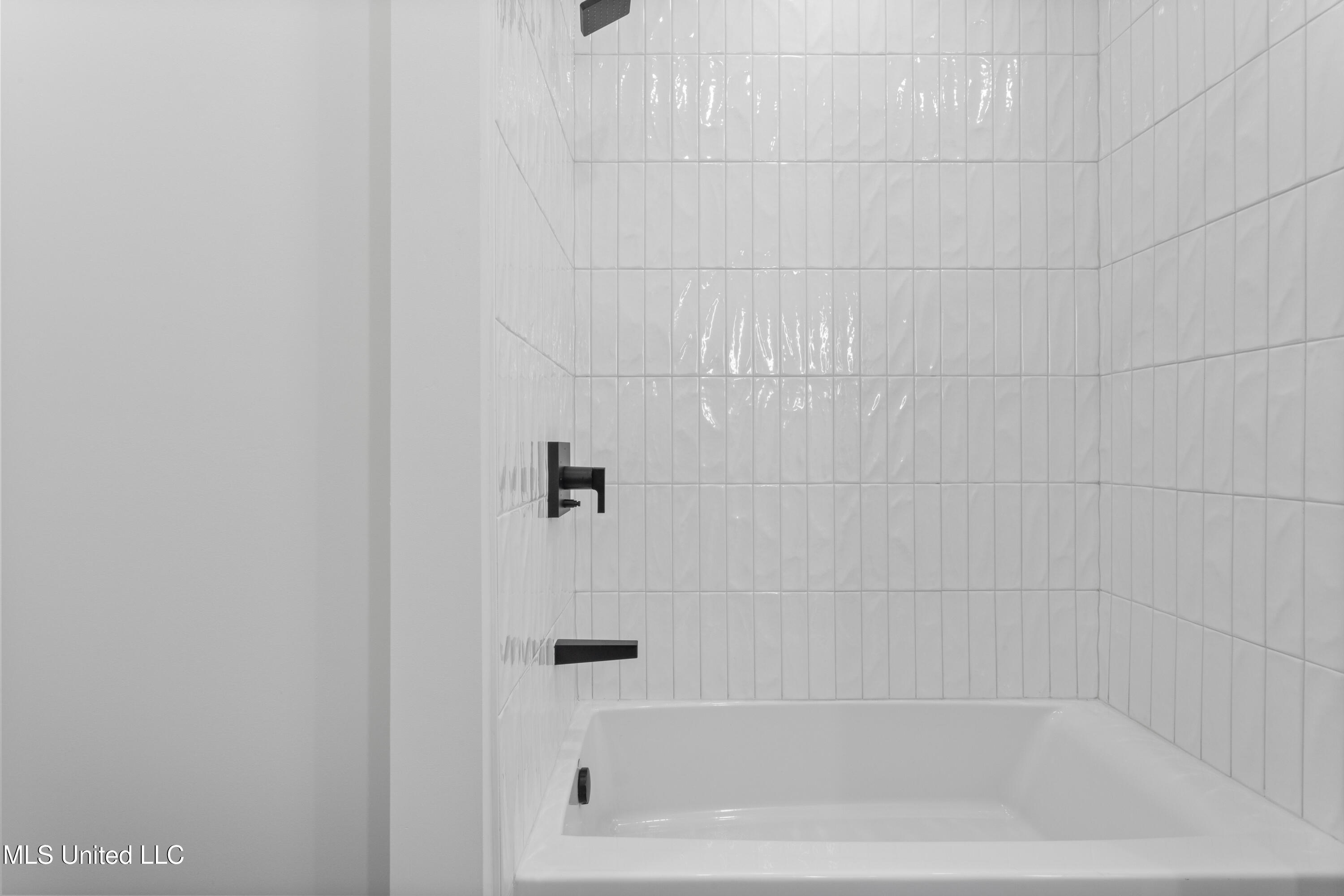 1515 Government Street, Unit A302 Ocean Springs, MS 39564 - Photo 21 of 38 Bathroom