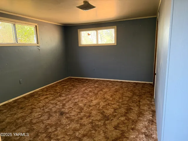 a view of empty room with window