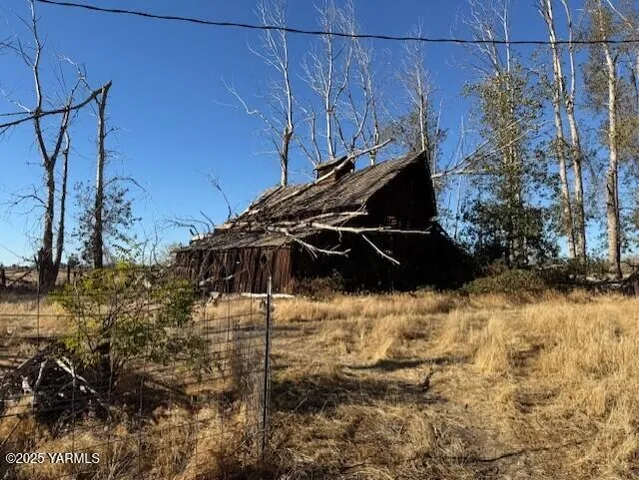 a view of a backyard of the house