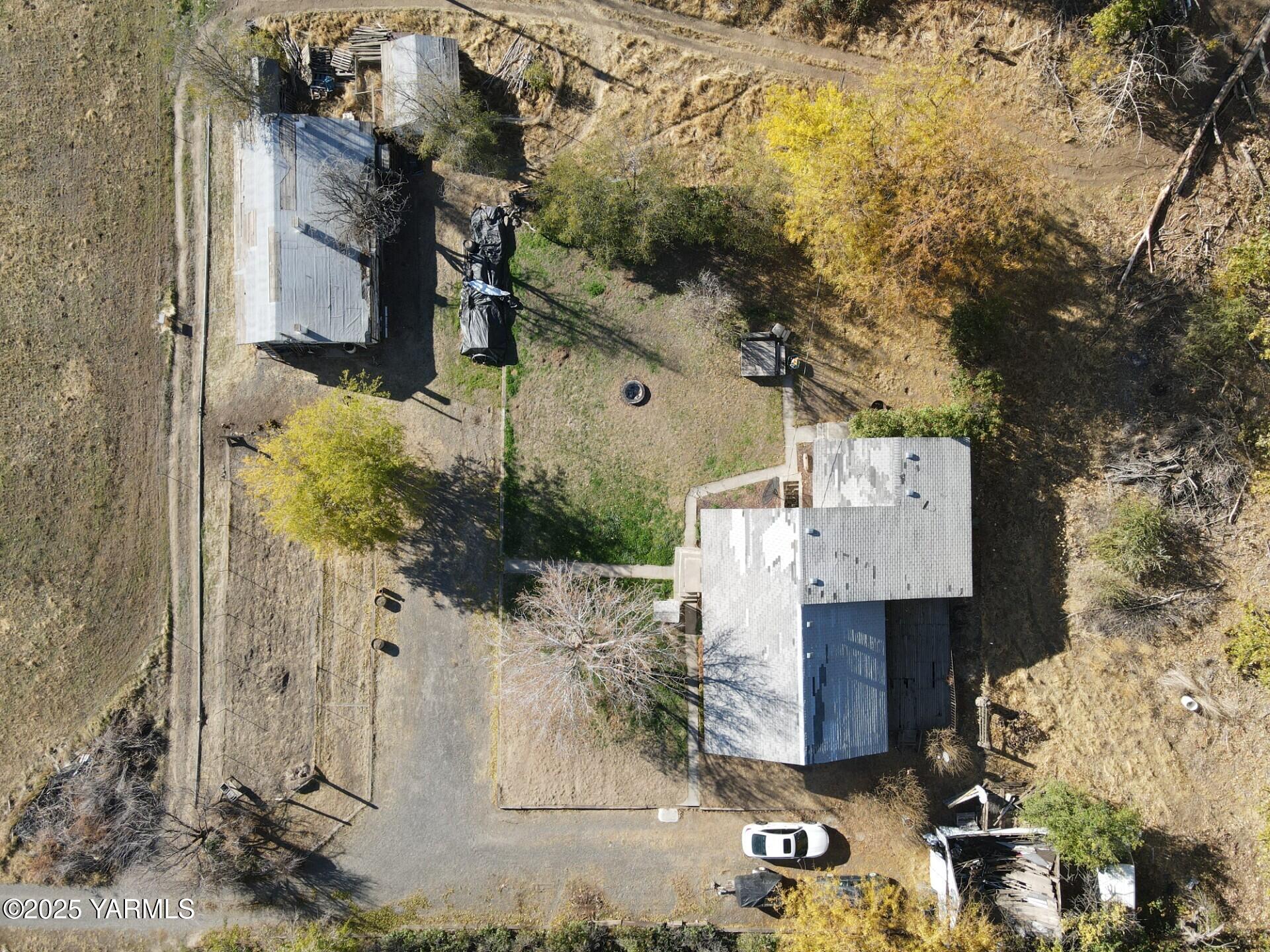 152602 West Atwood Road Prosser, WA 99350 - Photo 5 of 19 a picture of houses with outdoor space