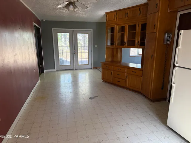 a view of a windows and an entryway in a room