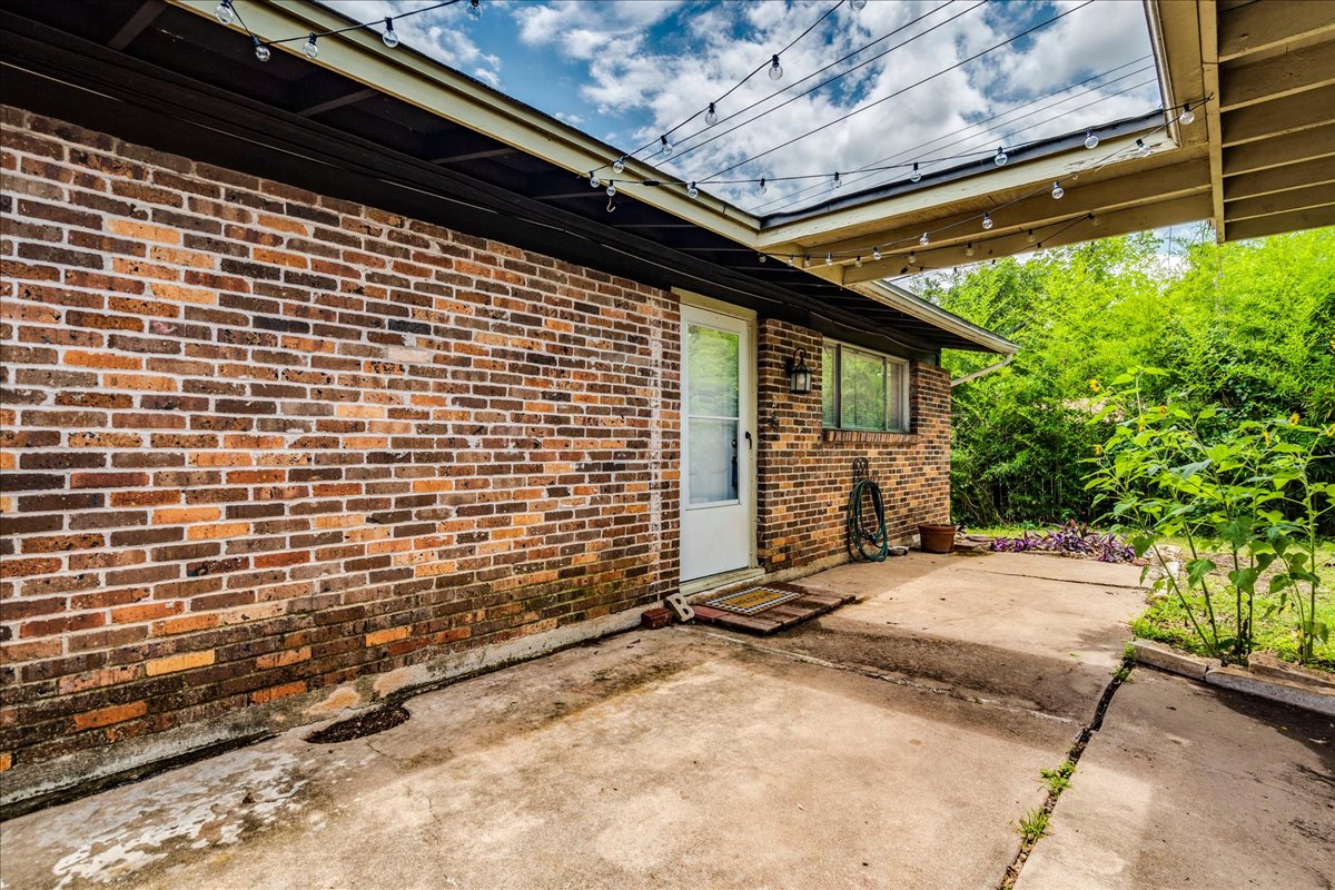 1417 Braes Ridge Drive, Unit B Austin, TX 78723 - Photo 2 of 22 a view of a backyard