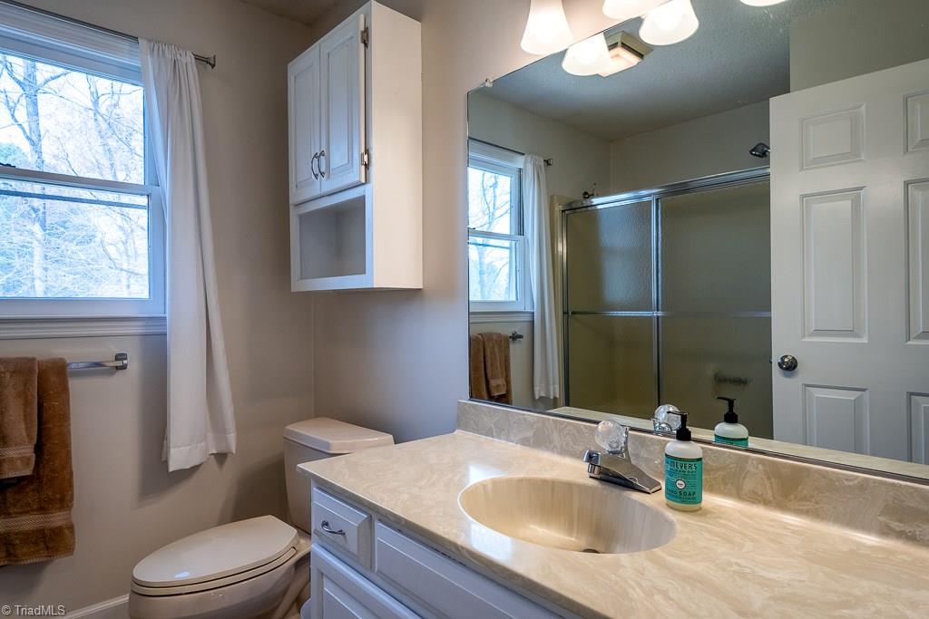 2611 Farmbrook Road Winston-Salem, NC 27103 - Photo 21 of 30 Upper level bathroom