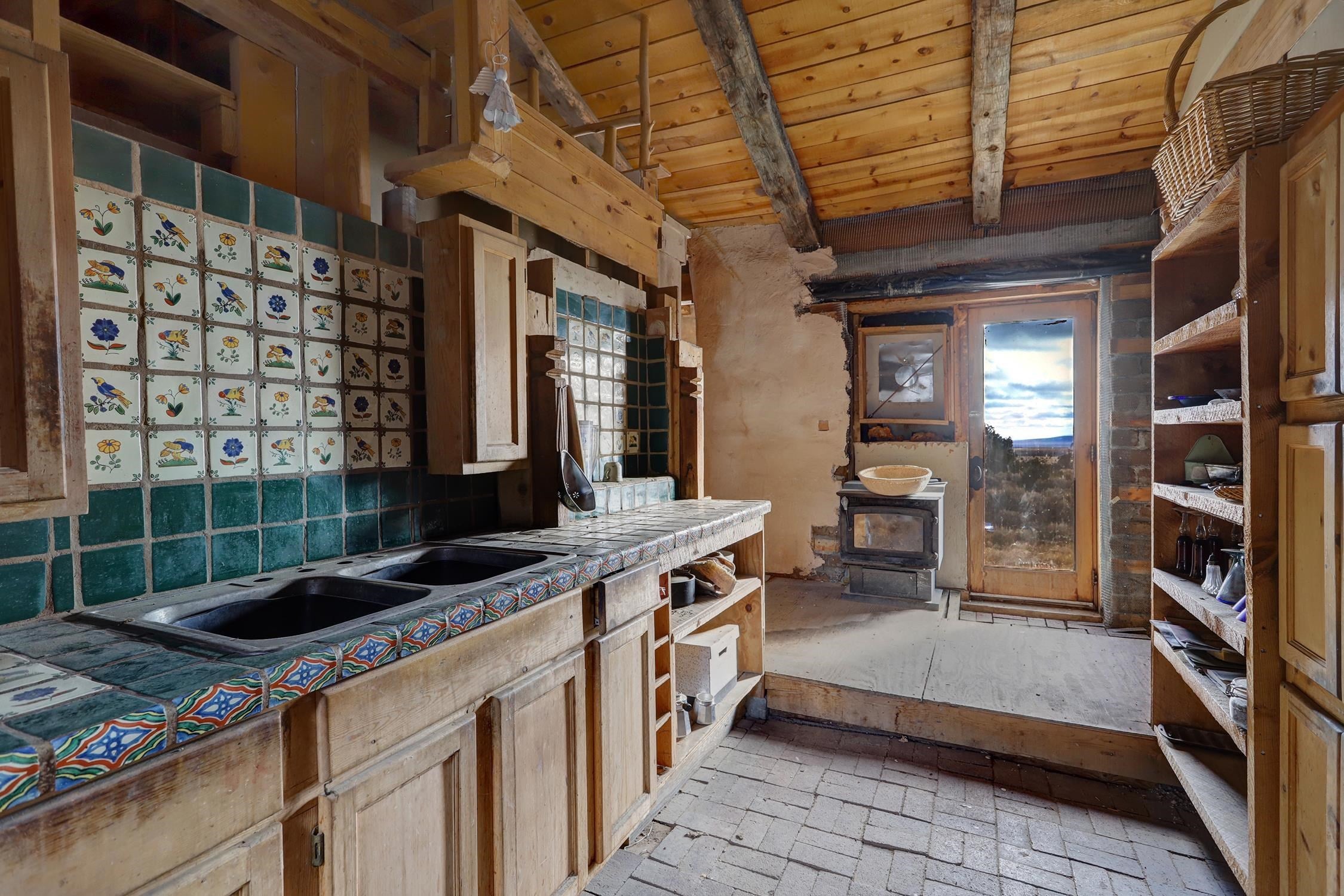 124 Colorado Road Tres Piedras, NM 87577 - Photo 4 of 50