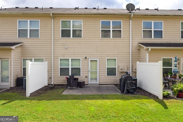 a view of a house with a backyard