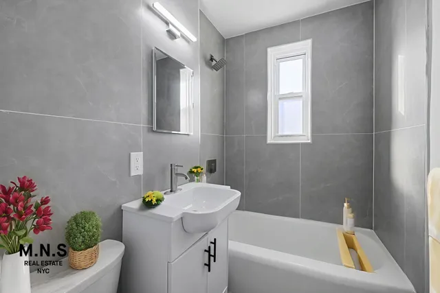 $399,000 | 143-25 84th Drive, Unit 3J | Briarwood