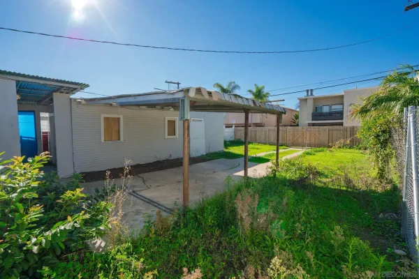 a view of a backyard