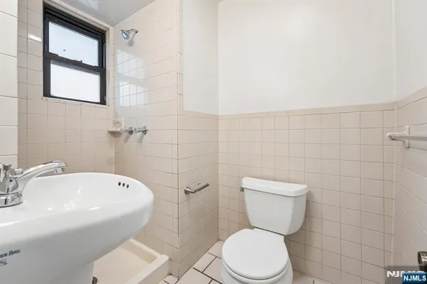 $1,950 | 7 Bender Place, Unit 3, Cliffside Park, NJ 07010