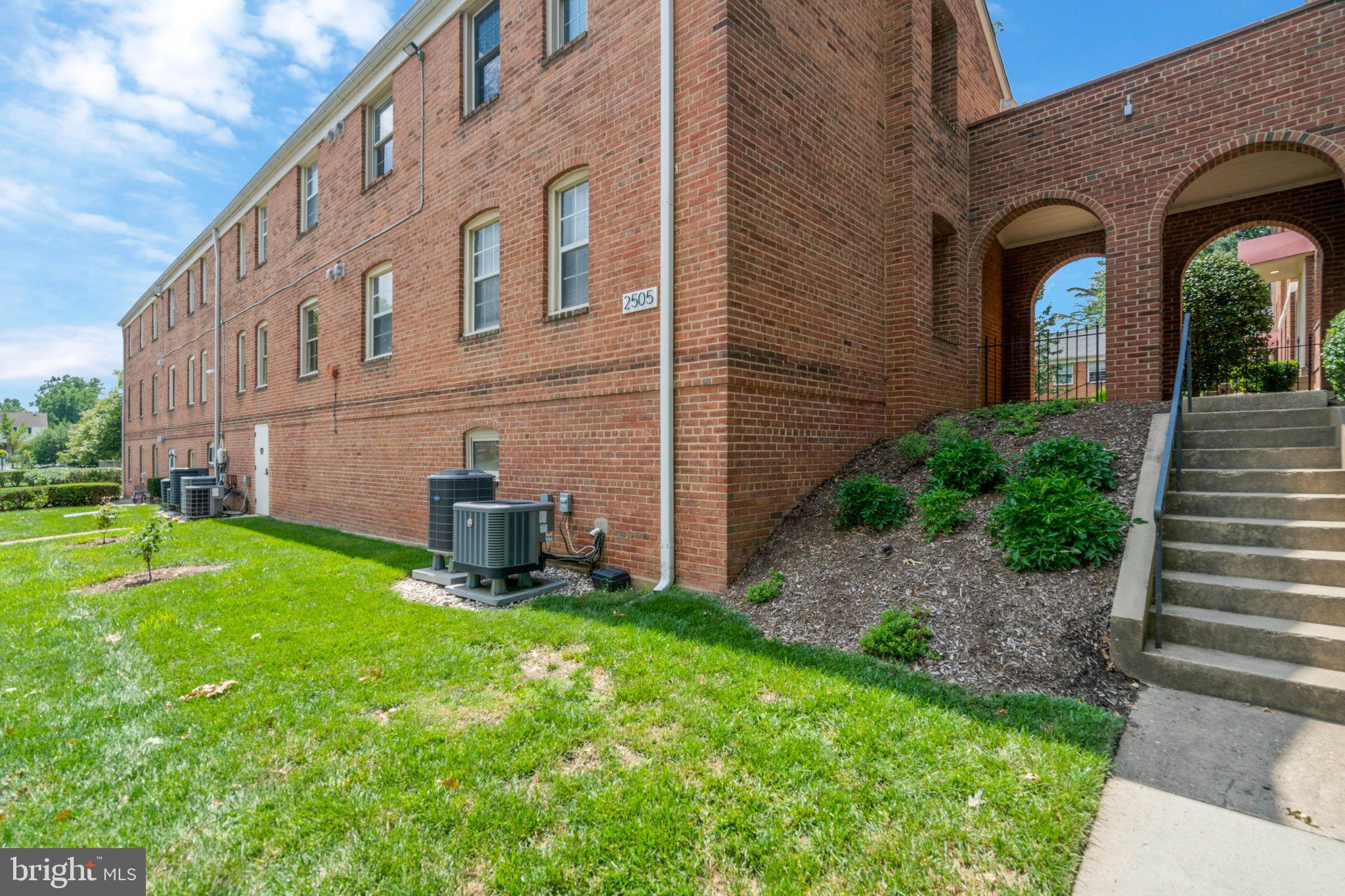 2505 Arlington Boulevard, Unit 102 Arlington, VA 22201 - Photo 4 of 26 a view of a back yard of the house
