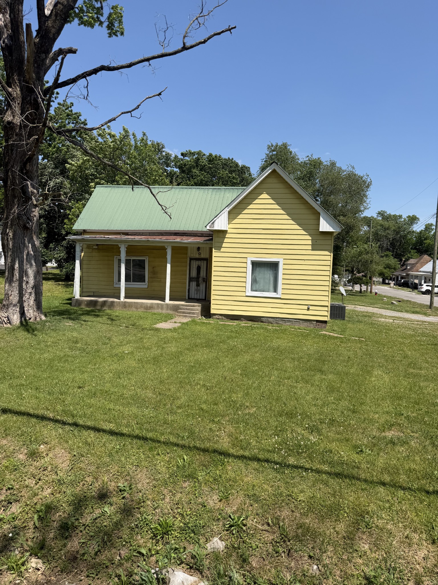 1508 South Main Street Springfield, TN 37172 - Photo 2 of 3 a front view of a house with a garden