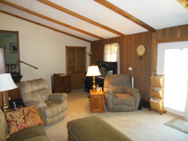3918 Abbotsford Road Rockford, IL 61107 - Photo 11 of 25 a living room with furniture and a lamp
