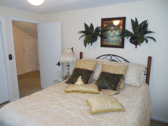 3918 Abbotsford Road Rockford, IL 61107 - Photo 18 of 25 a bedroom with a bed and a potted plant