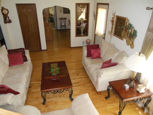3918 Abbotsford Road Rockford, IL 61107 - Photo 2 of 25 a living room with furniture and wooden floor