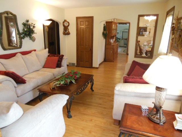 3918 Abbotsford Road Rockford, IL 61107 - Photo 3 of 25 a living room with furniture and wooden floor