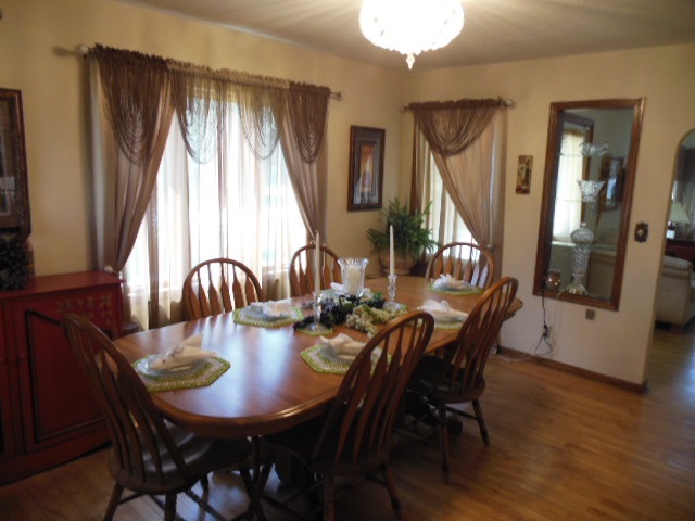 3918 Abbotsford Road Rockford, IL 61107 - Photo 5 of 25 a view of a dining room with furniture and window