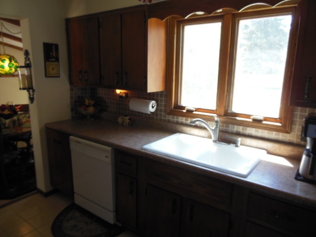 3918 Abbotsford Road Rockford, IL 61107 - Photo 9 of 25 a bathroom with a sink and a window