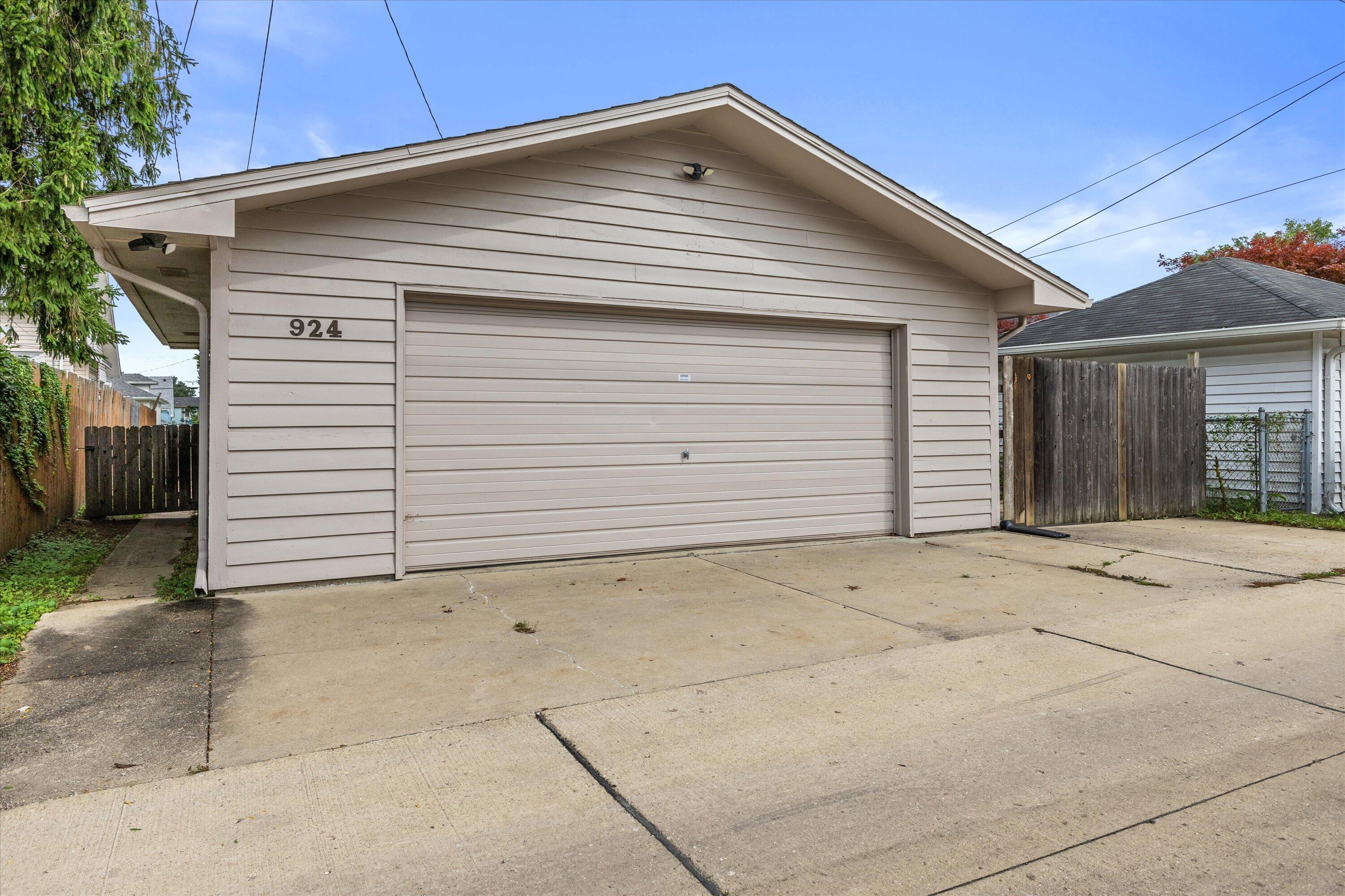 924 Hayes Avenue Racine, WI 53405 - Photo 26 of 27 Alley Access