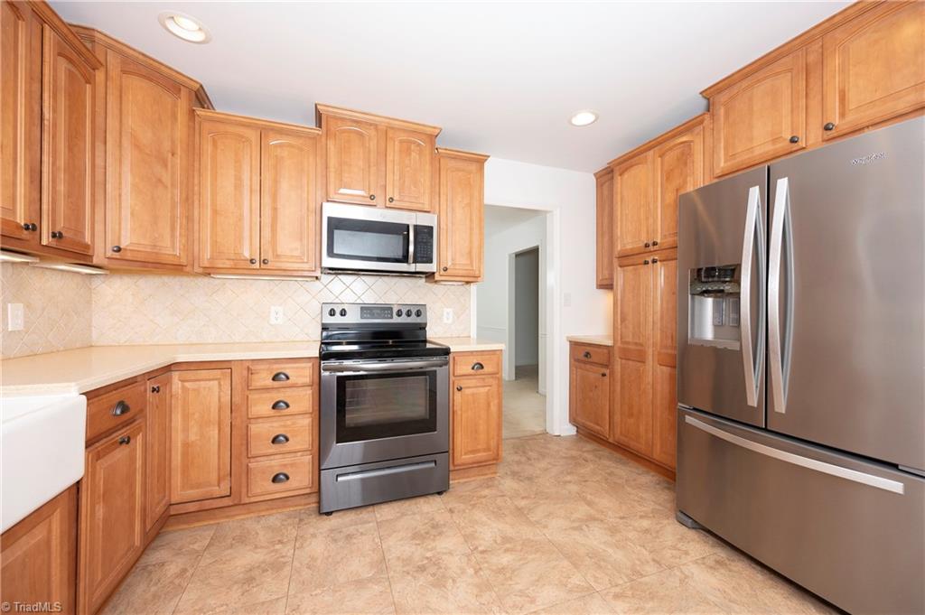 7013 Upland Road Clemmons, NC 27012 - Photo 12 of 43 Kitchen with lots of counterspace