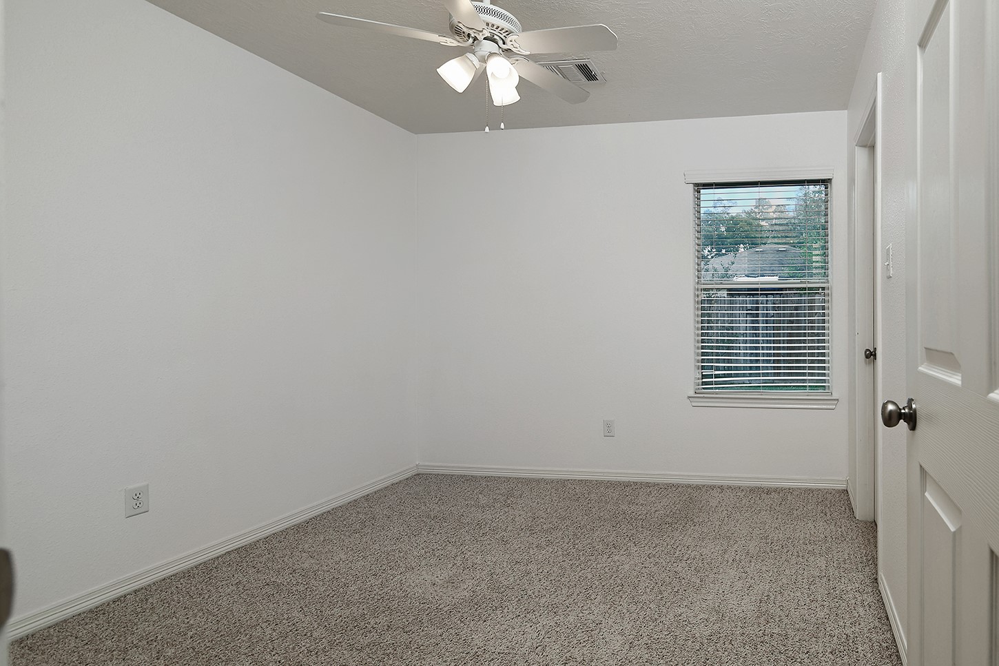 10912 Redbird Conroe, TX 77385 - Photo 11 of 17