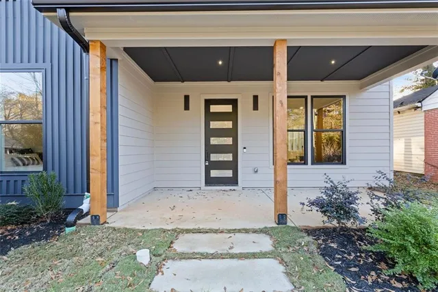a view of a entrance of the house