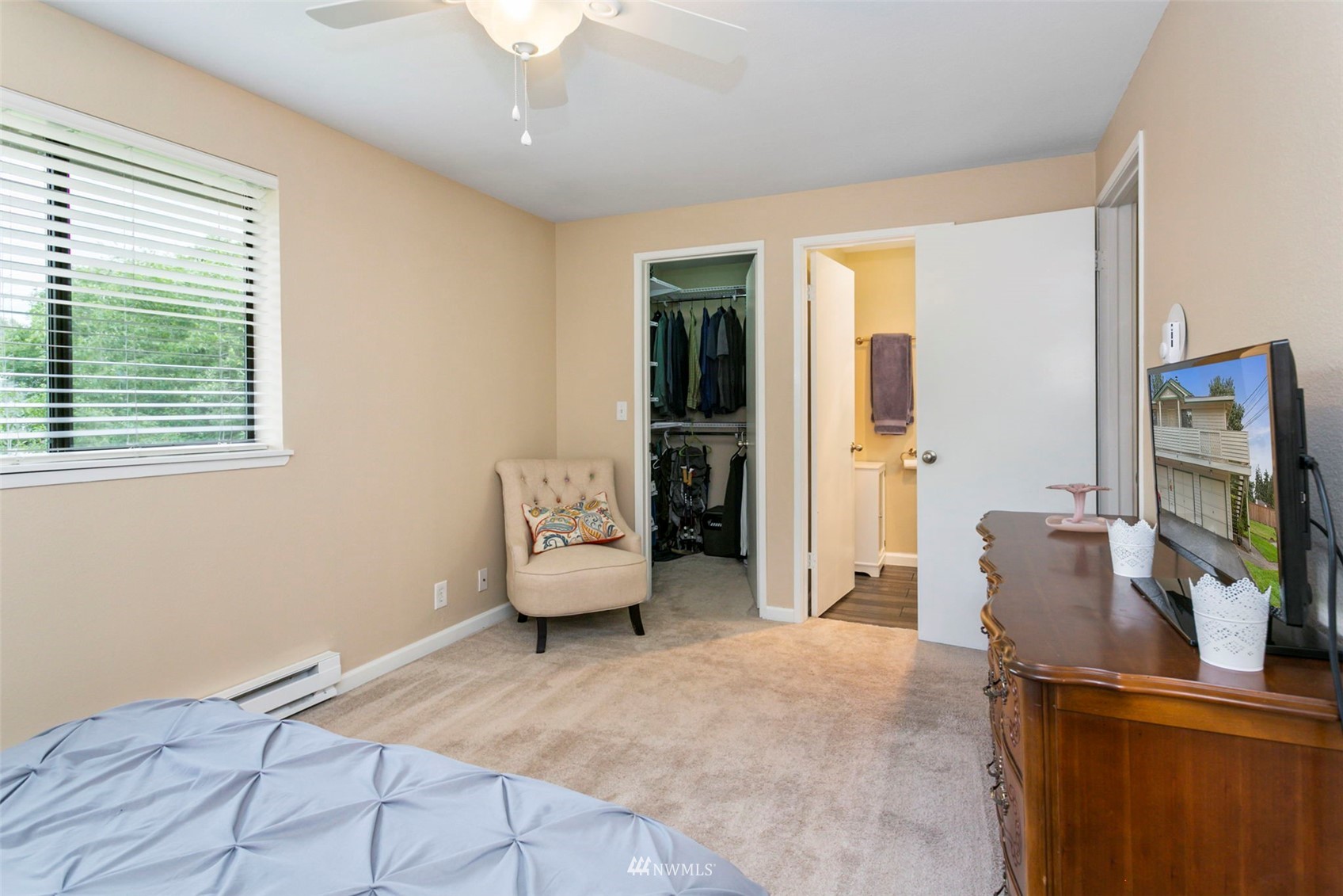 1806 201st Place Southeast, Unit 1D Bothell, WA 98012 - Photo 13 of 20 a living room with furniture and a flat screen tv