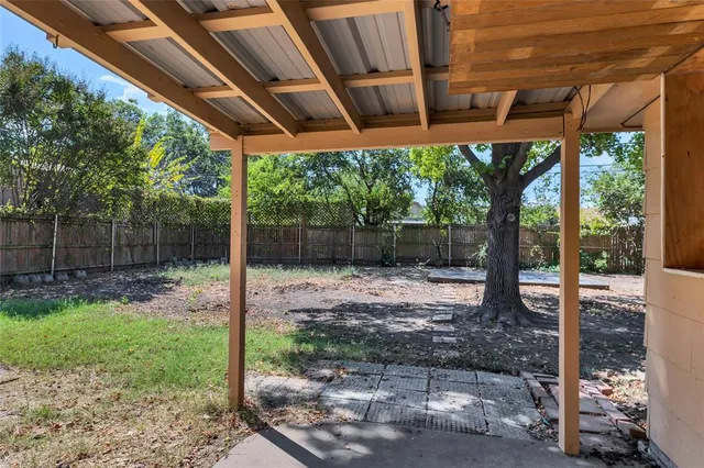 a view of a house with yard and tree s