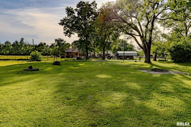 $15,000 | 443 Loomis Lane, Carlinville, IL 62626