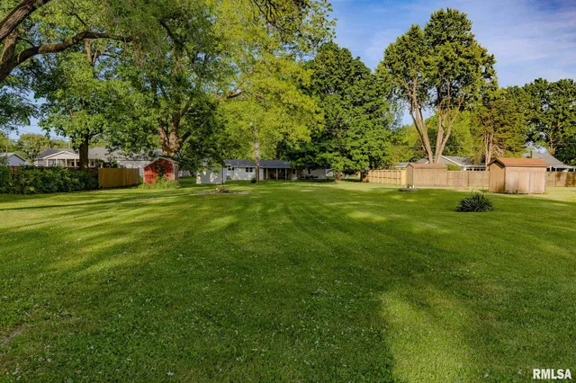 $15,000 | 443 Loomis Lane, Carlinville, IL 62626