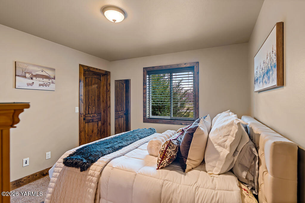 3344 Marks Road Yakima, WA 98903 - Photo 22 of 56 a bedroom with a bed and a window