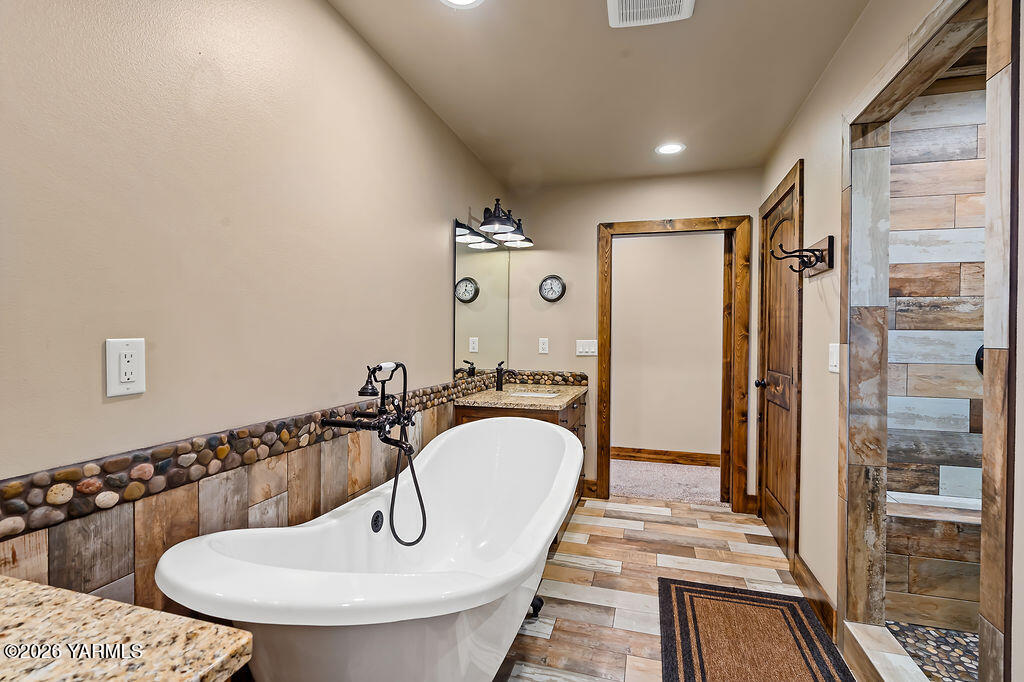 3344 Marks Road Yakima, WA 98903 - Photo 28 of 56 a bathroom with a tub sink and mirror