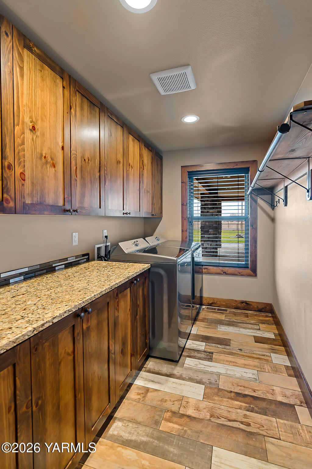 3344 Marks Road Yakima, WA 98903 - Photo 33 of 56 a spacious bathroom with a granite countertop sink and a large mirror