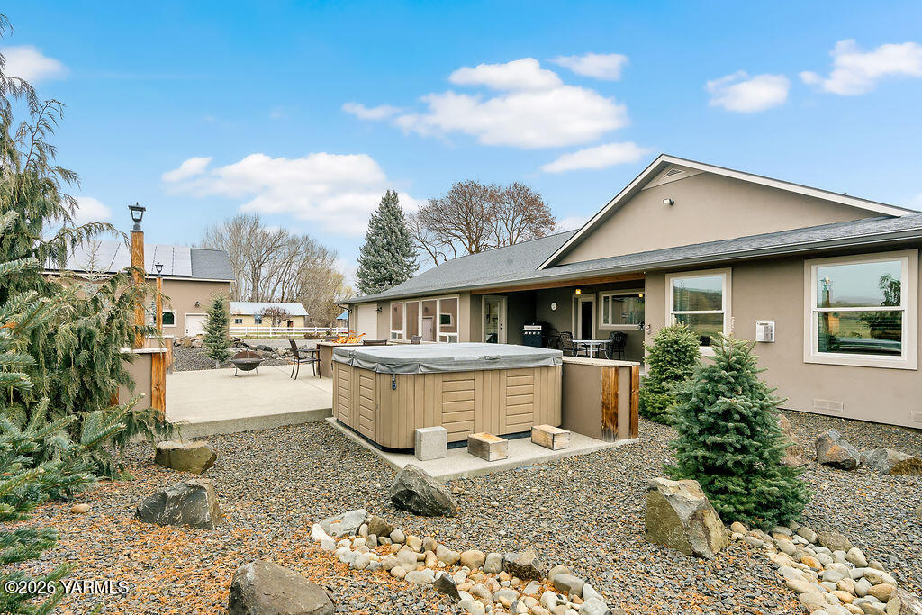 3344 Marks Road Yakima, WA 98903 - Photo 44 of 56 a front view of a house with a garden