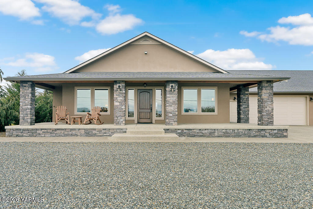 3344 Marks Road Yakima, WA 98903 - Photo 5 of 56 a view of a house with a yard and large tree