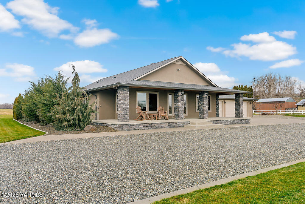 3344 Marks Road Yakima, WA 98903 - Photo 55 of 56 a front view of a house with garden