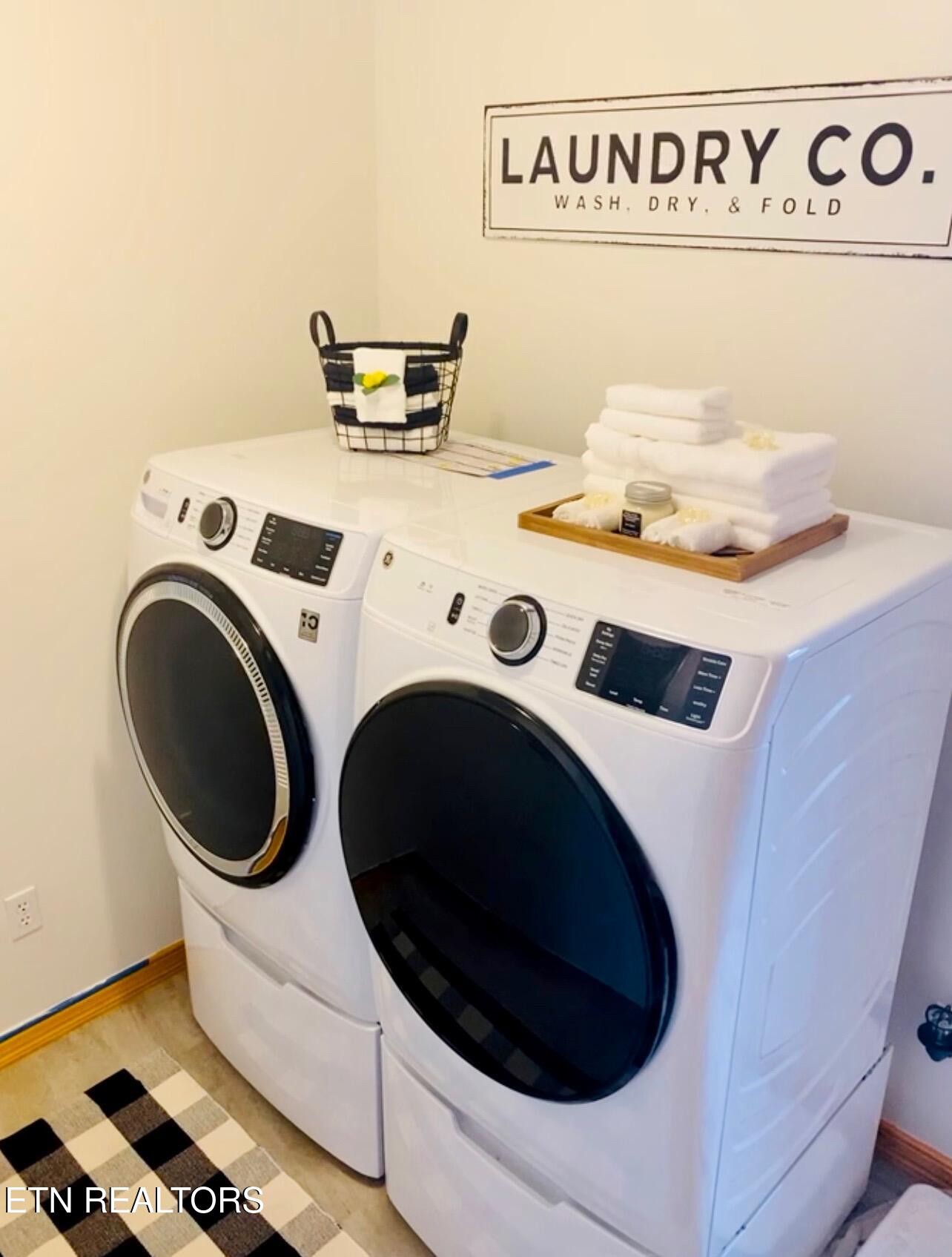 186 Perkins Trail Deer Lodge, TN 37726 - Photo 14 of 54 a utility room with dryer and washer
