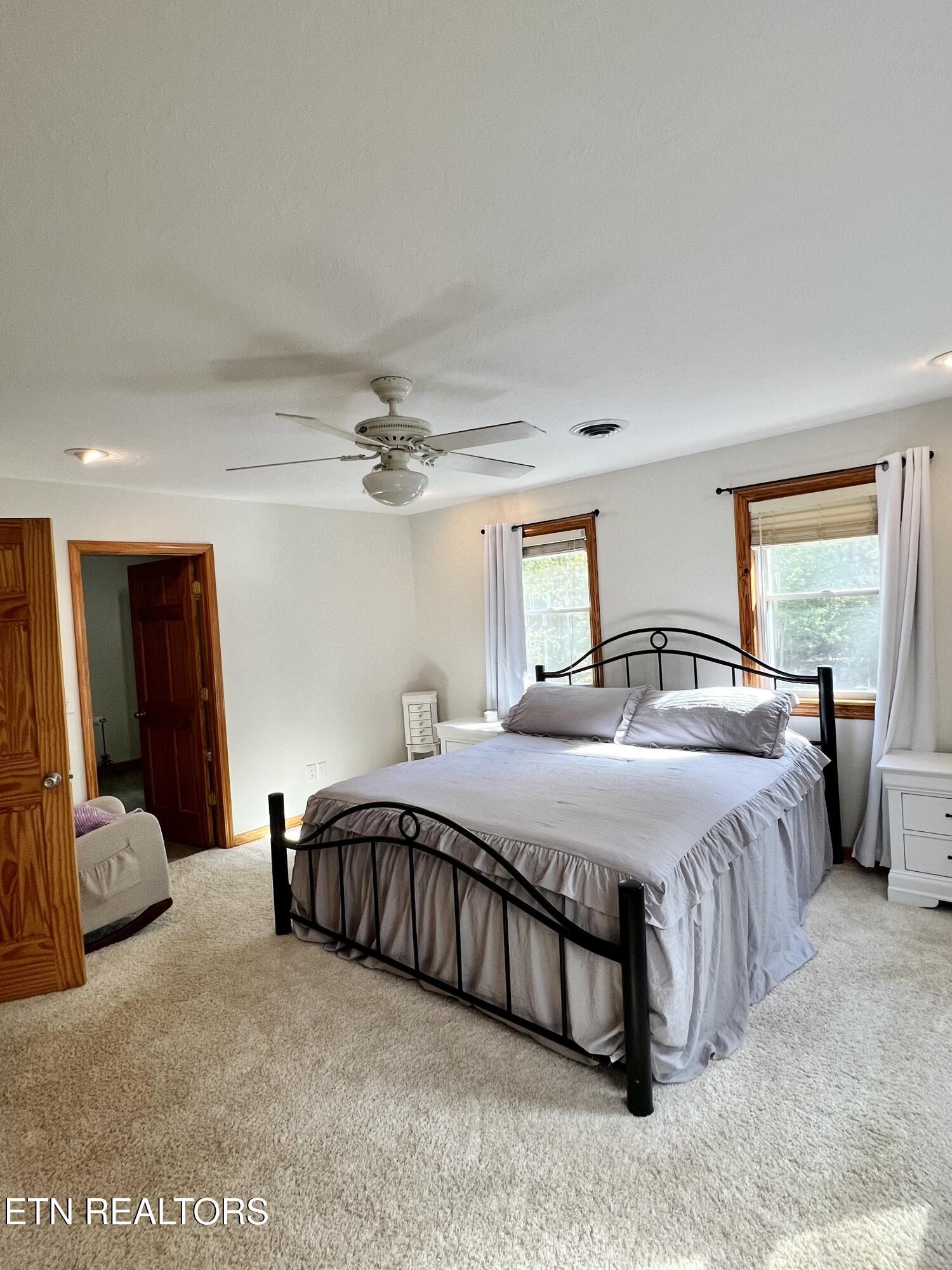 186 Perkins Trail Deer Lodge, TN 37726 - Photo 20 of 54 a spacious bedroom with a bed and a large mirror