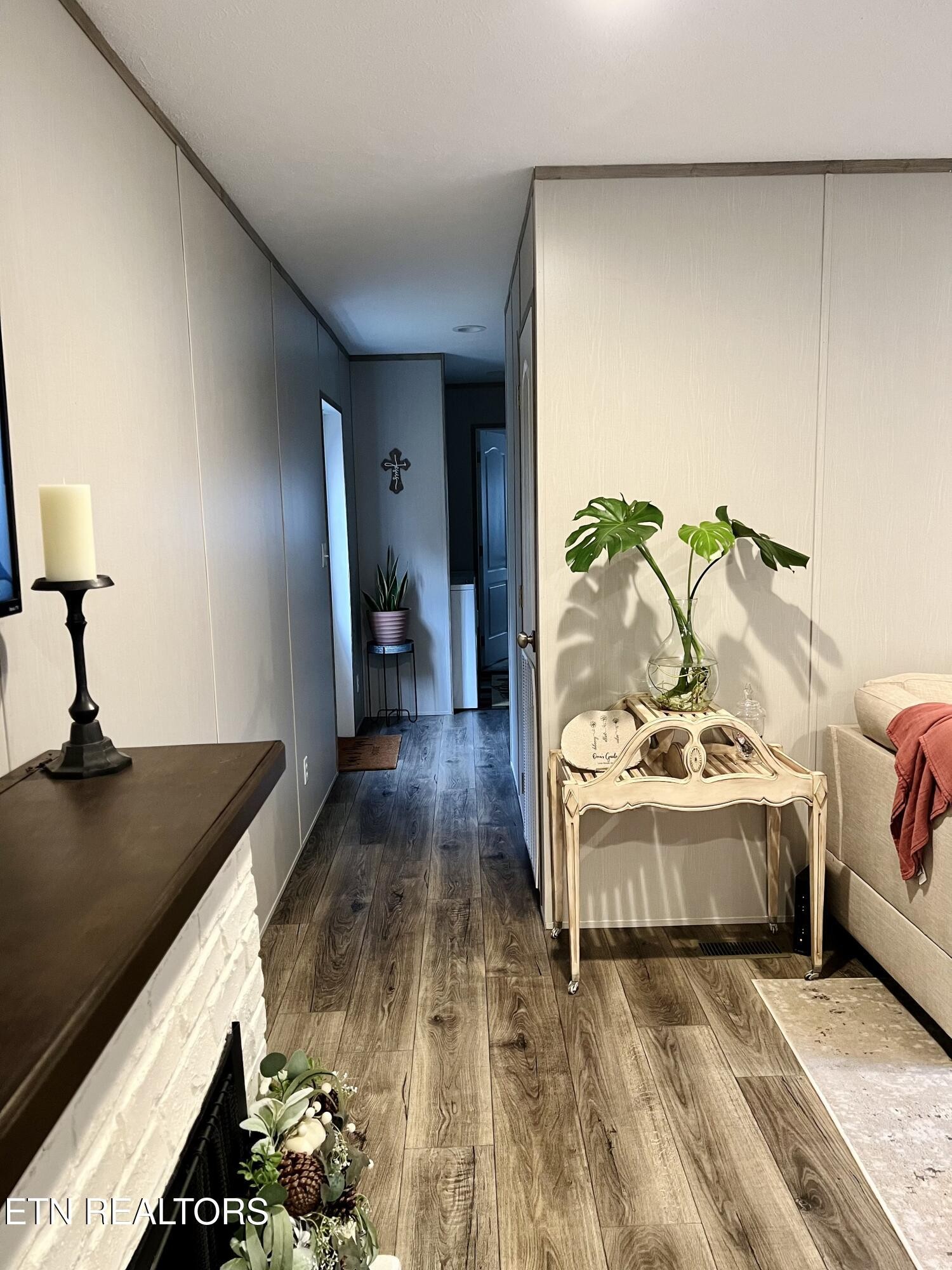 186 Perkins Trail Deer Lodge, TN 37726 - Photo 38 of 54 a living room with furniture and a table