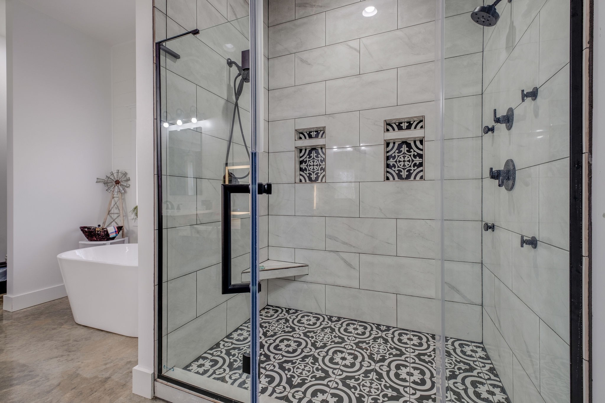 1495 Columbia Road Charlotte, TN 37036 - Photo 19 of 50 a bathroom with a shower