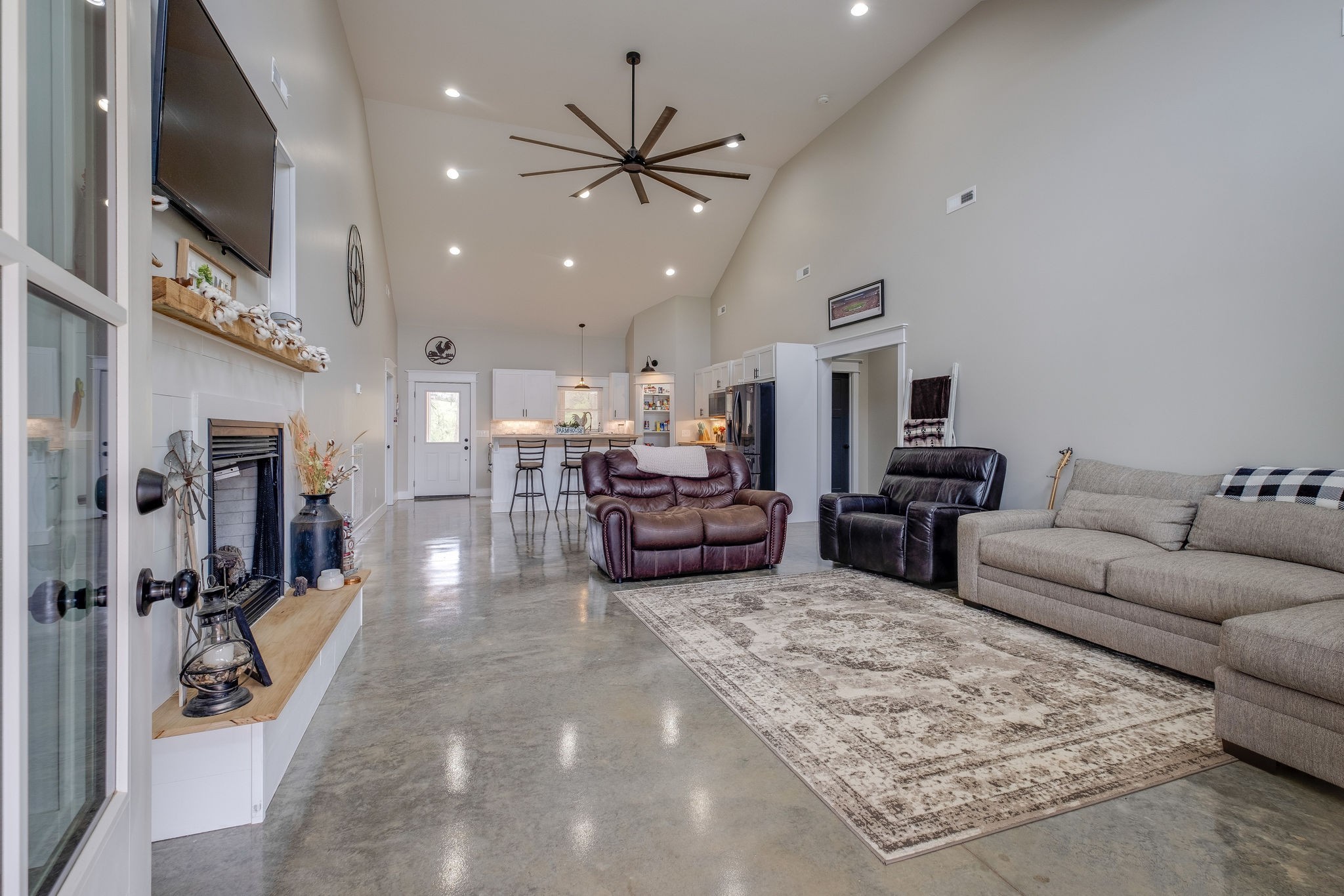 1495 Columbia Road Charlotte, TN 37036 - Photo 5 of 50 a living room with furniture and a flat screen tv