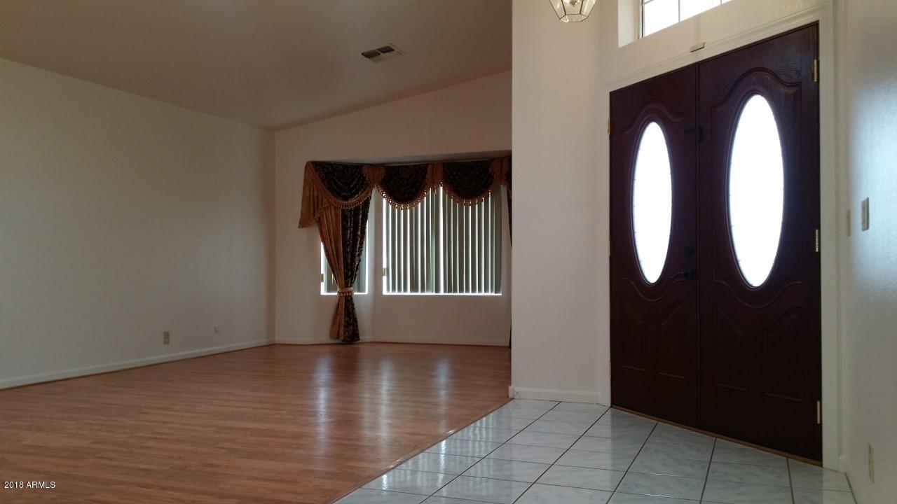 8754 West Wethersfield Road Peoria, AZ 85381 - Photo 3 of 32 Wethersfield Rd, Living Room