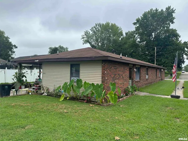 $109,000 | 2202 South Illinois Avenue, Unit 1 & 2, Murphysboro, IL 62966