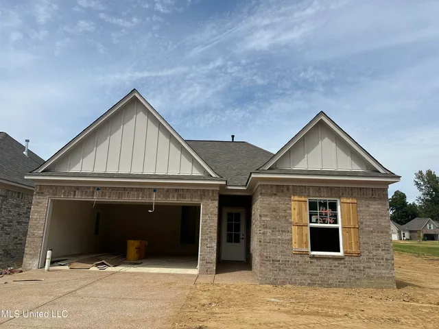 $264,900 | 274 Country Gdn Drive, Southaven, MS 38671
