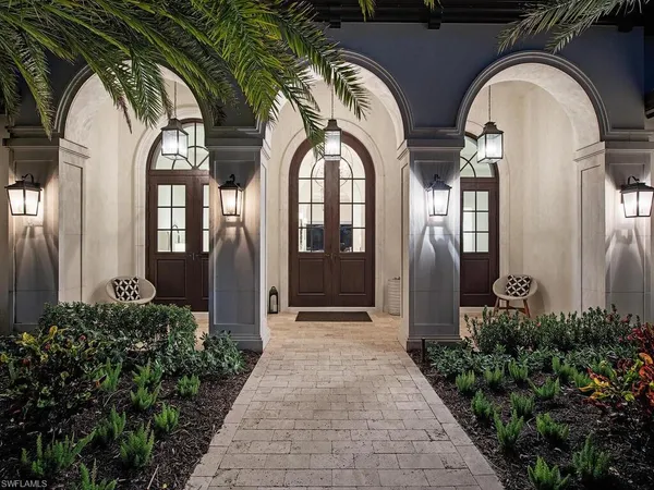 a view of a entrance gate of the house