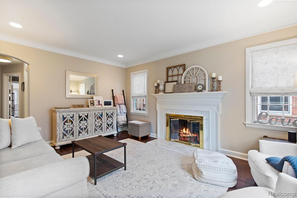 1395 Roslyn Road Grosse Pointe Woods, MI 48236 - Photo 2 of 43