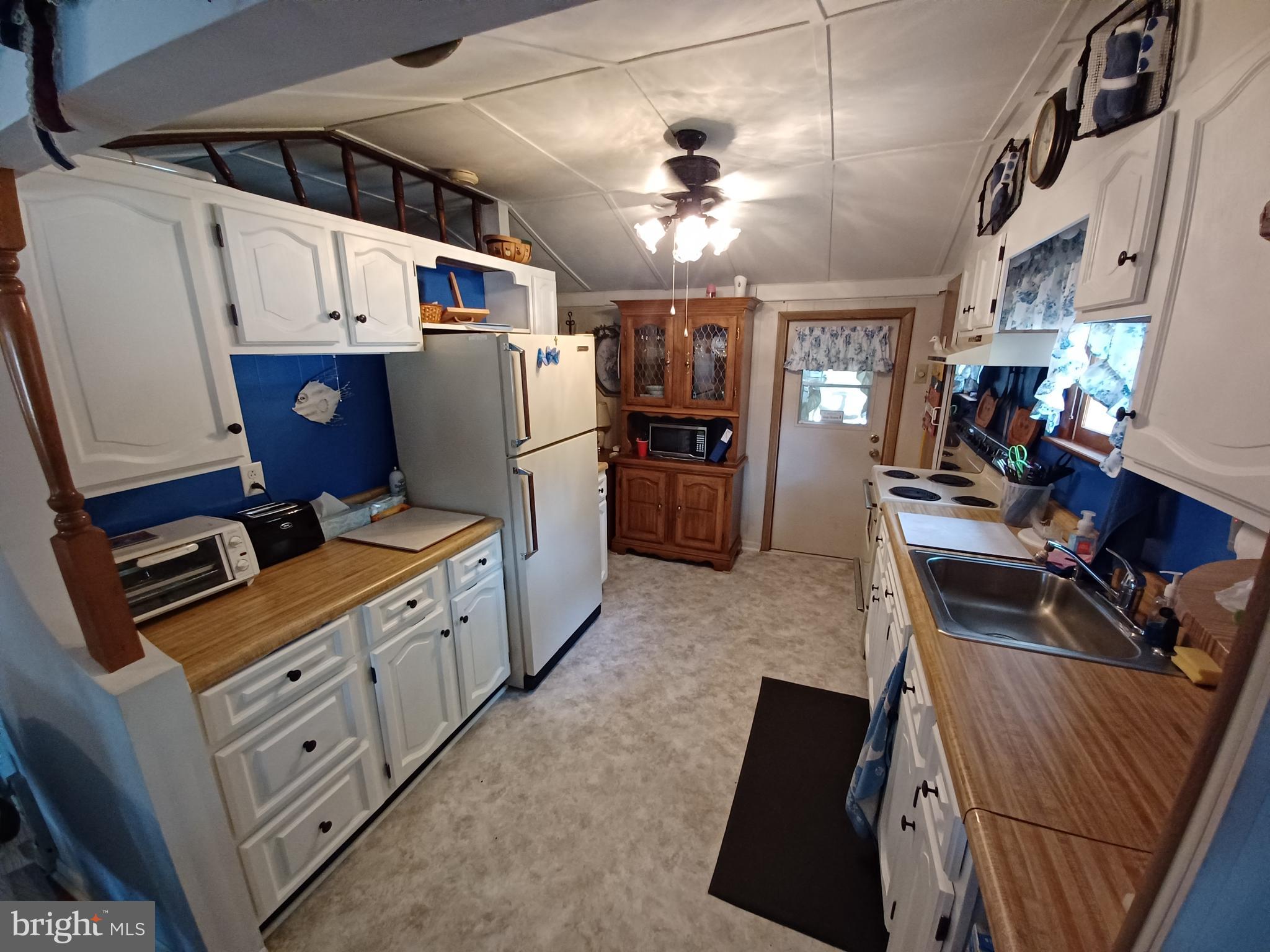 2 Park Monroeville, NJ 08343 - Photo 7 of 19 a kitchen with refrigerator and stove