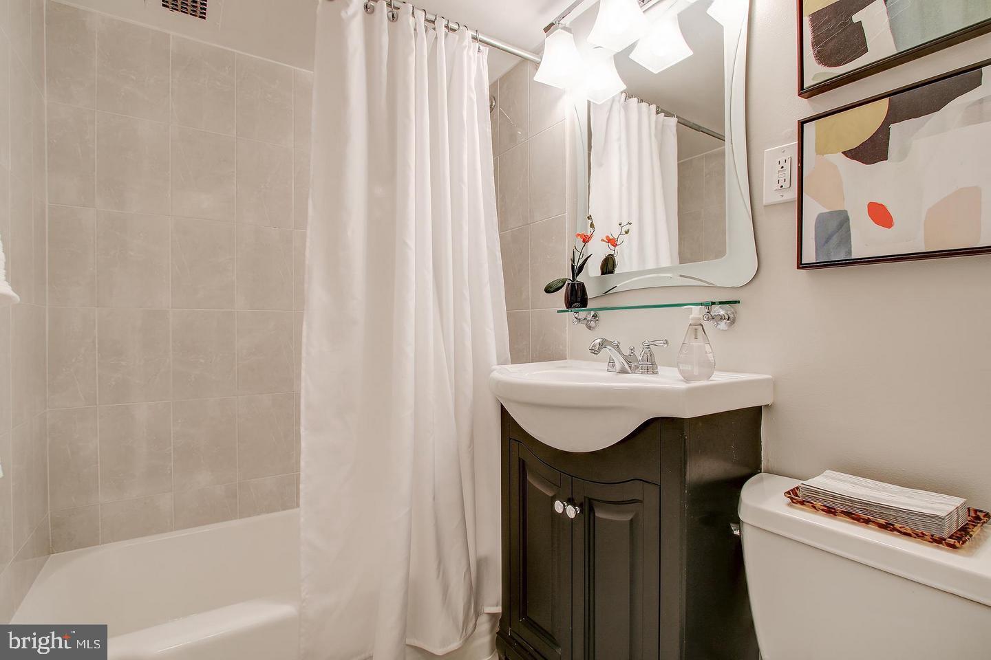 4201 Cathedral Avenue Northwest, Unit 1223E Washington, DC 20016 - Photo 17 of 26 a bathroom with a sink toilet and a tub