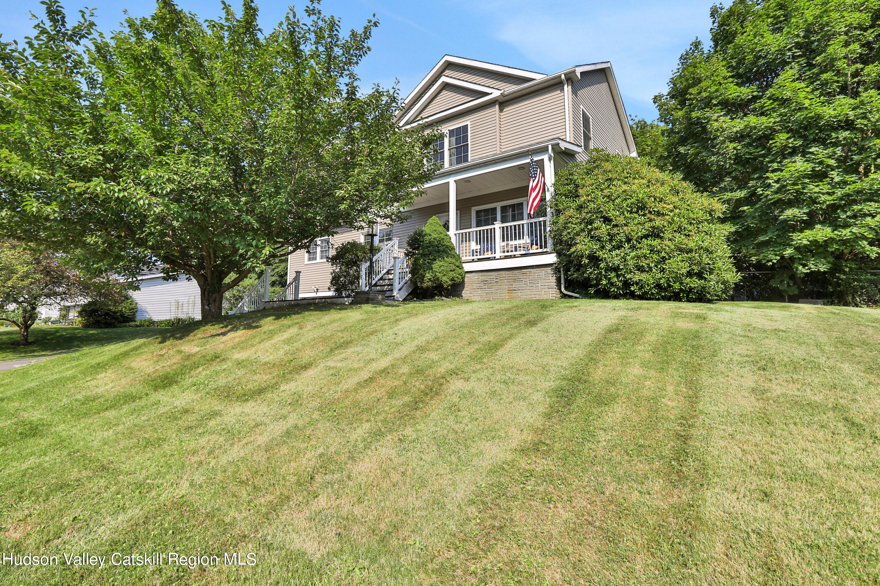 a view of a house with backyard and trees