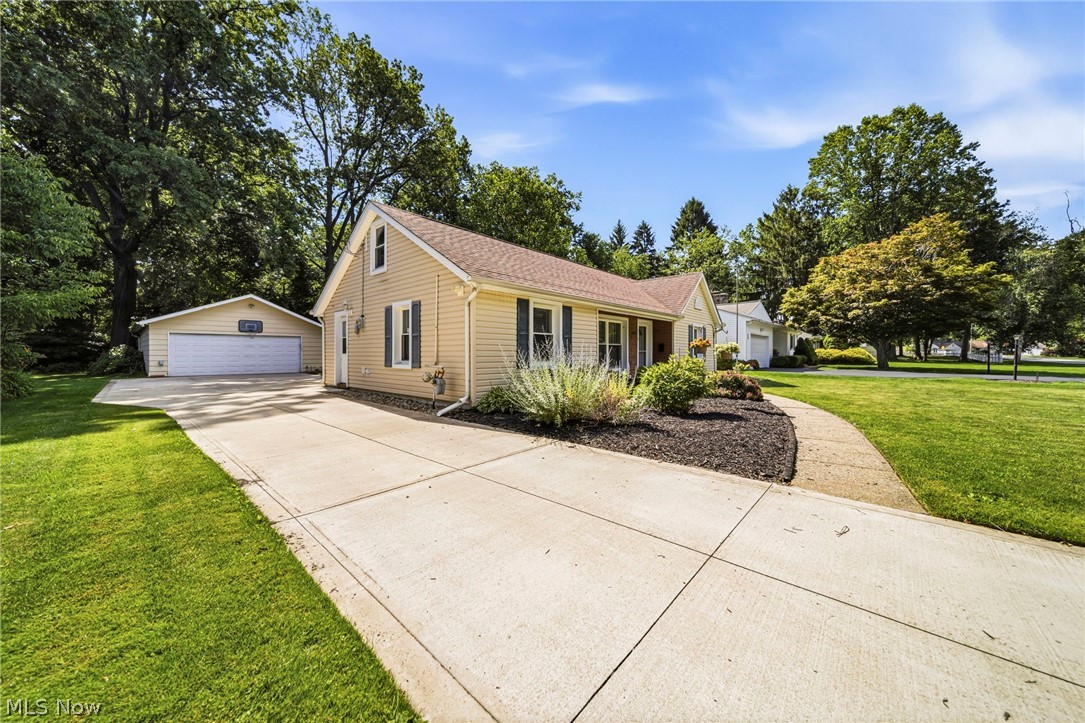 8225 Dartmoor Road Mentor, OH 44060 - Photo 4 of 32